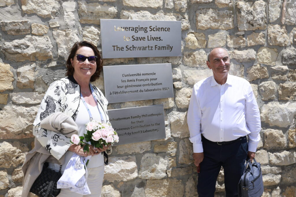 Catherine Belais et Charles Canetti inaugurent le lab ABSL3