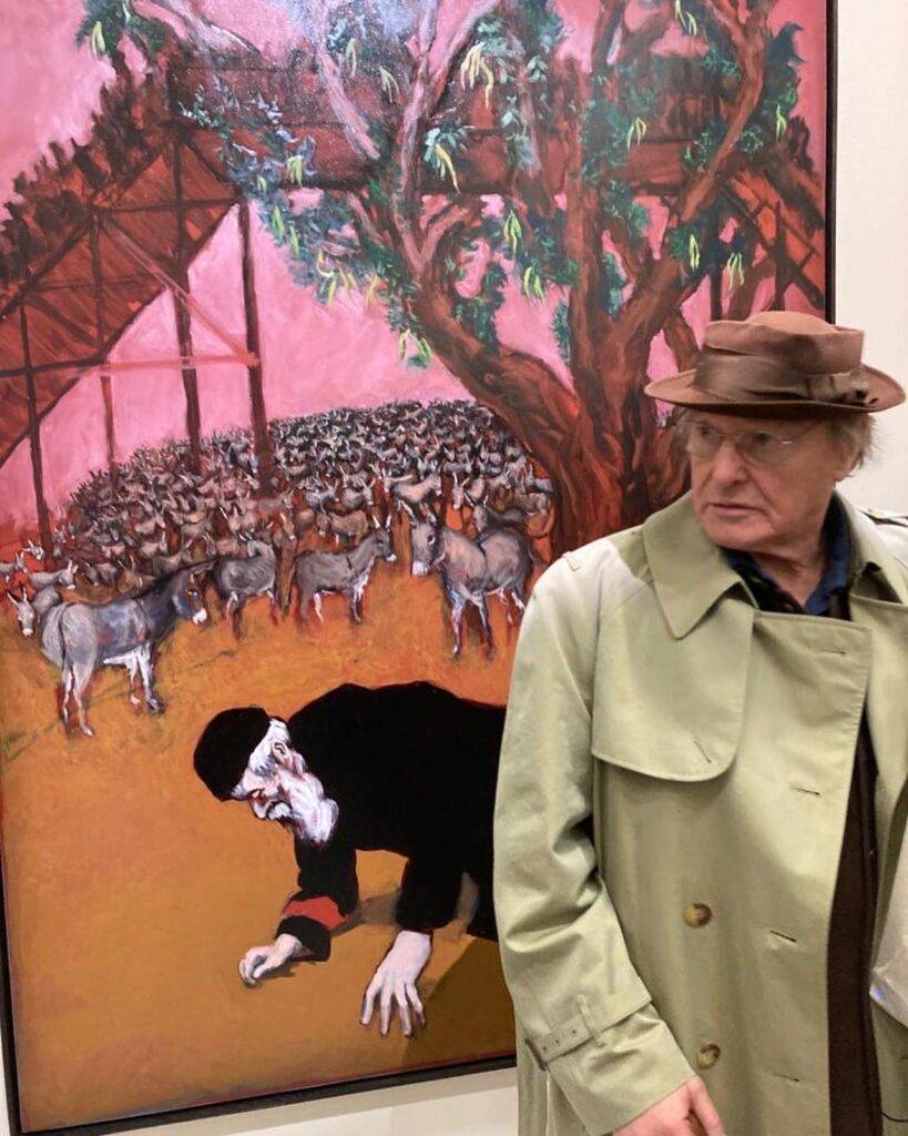 Gérard Garouste devant un de ses tableaux à son exposition au Centre Georges Pompidou