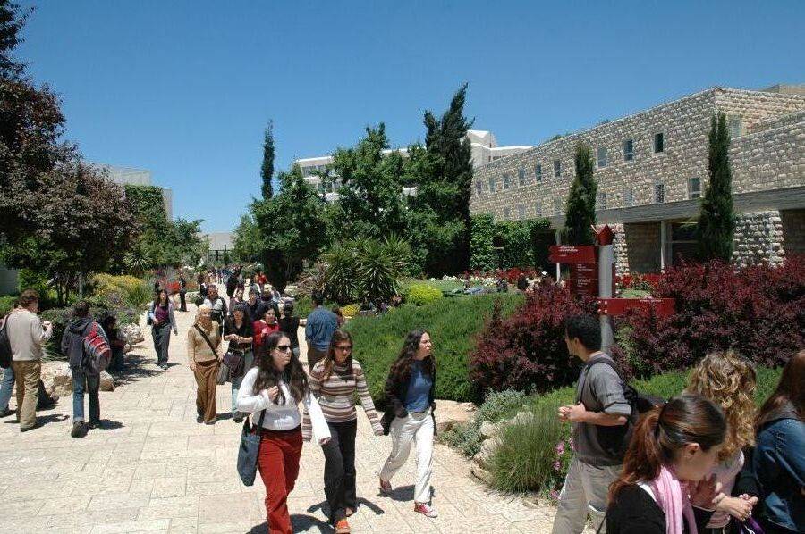 étudiantes dans les jardins du mont scopus