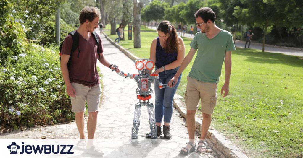 trois étudiants en train de faire marcher un robot