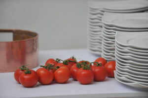 des tomates en cuisine à coté d'assiettes