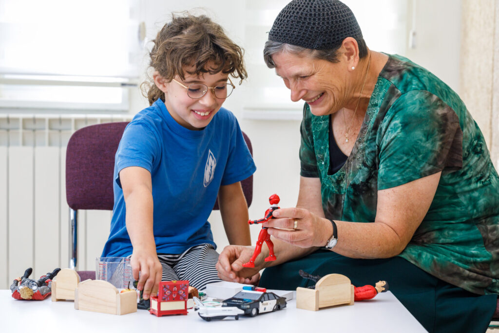 Cory Shulman avec un enfant autiste en train de jouer