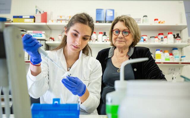 deux femmes dans un laboratoire