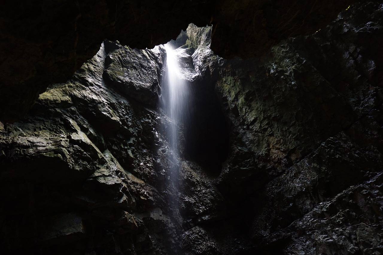 Découverte d’un crâne humain de plus de 55 000 ans dans une grotte de Galilée