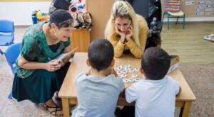 enfants autour d'une table